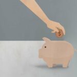 Jak paradoxně ušetřit peníze tím, že si necháte vypracovat diplomku: Proč je to finančně výhodnější, než se snažit psát vše sám